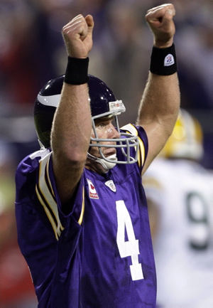 Brett Favre Signed Minnesota Vikings Unframed 16x20 NFL Photo - Pointing Up